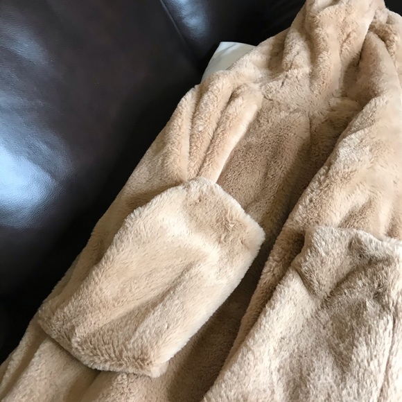 🎉FAUX-FUR JACKET🎉 - Picture 9 of 11